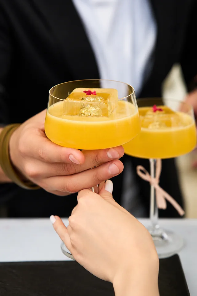 Праздничный тост с коктейлями